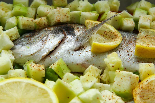 Рыба дорадо с овощами и лимоном — стоковое фото