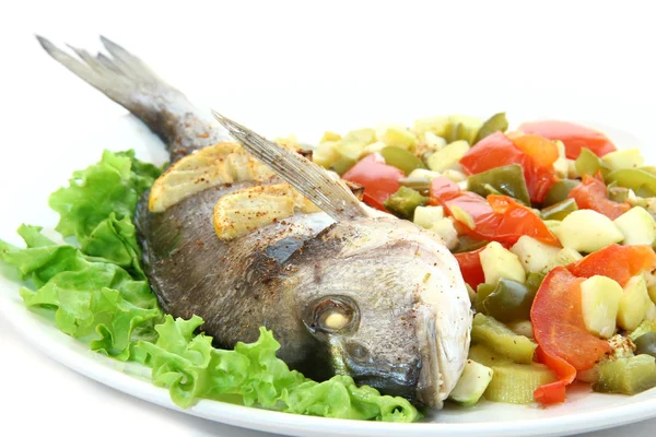 Ikan goreng dorado dengan sayuran dan lemon — Stok Foto