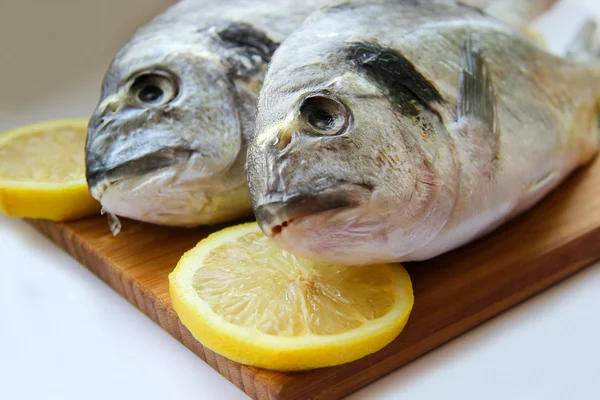 Dos dorados sobre tabla de madera —  Fotos de Stock