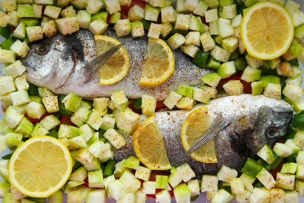 Рыба дорадо с овощами и лимоном — стоковое фото