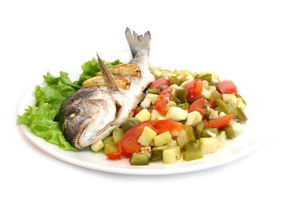 Doradenfisch mit Gemüse auf weißem Teller — Stockfoto