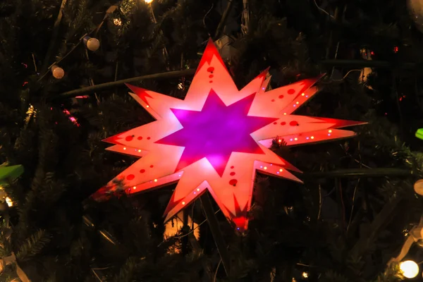 Звезда, висящая на елке Стоковая Картинка