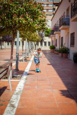 Gülümseyen beyaz çocuk elleriyle davul çalıyor. Bir müzisyen doğdu. Müzik aleti, Congas..