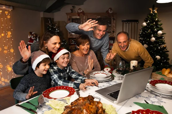 Famille Heureuse Excitée Saluant Leur Famille Leurs Amis Veille Noël — Photo