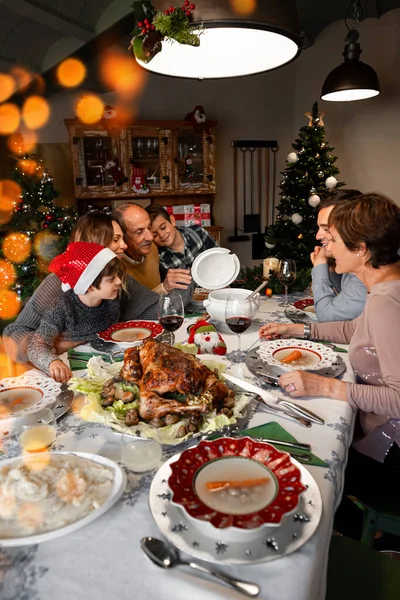 幸せな白人の拡張家族感謝祭のテーブルに座って おいしい食べ物を見て よく装飾され クリスマスライト 一緒にいることを祝うクリスマス休暇 — ストック写真