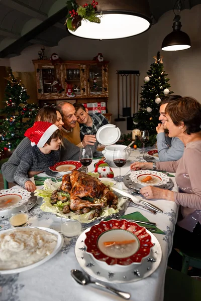 魅力的な白人はクリスマステーブルに座って家族を拡張しました テーブルの上でおいしい食べ物や七面鳥と幸せな感謝祭ディナーパーティー 一緒にいることを祝うクリスマス休暇 — ストック写真