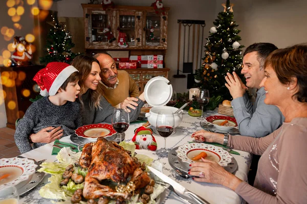 Feliz Familia Caucásica Sentada Mesa Acción Gracias Navidad Mirando Impresionado —  Fotos de Stock