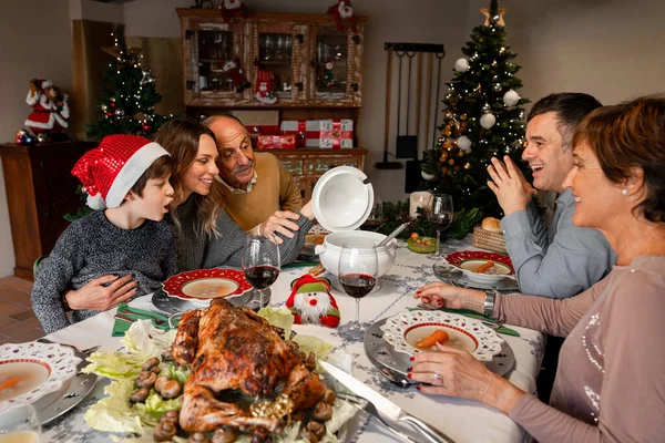 Feliz Familia Caucásica Extendida Sentada Mesa Acción Gracias Navidad Mirando —  Fotos de Stock