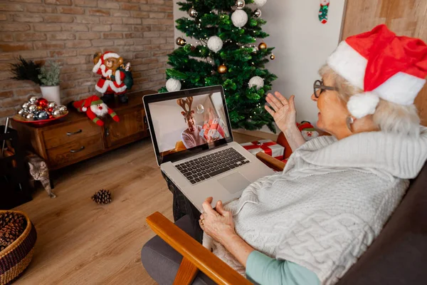 Sonriendo Pareja Femenina Personas Mayores Hablando Videollamada Para Saludos Navideños —  Fotos de Stock