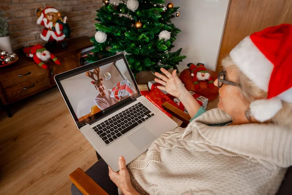 Glückliches Paar Älterer Freunde Die Sich Videoanruf Über Weihnachtsgrüße Computer — Stockfoto