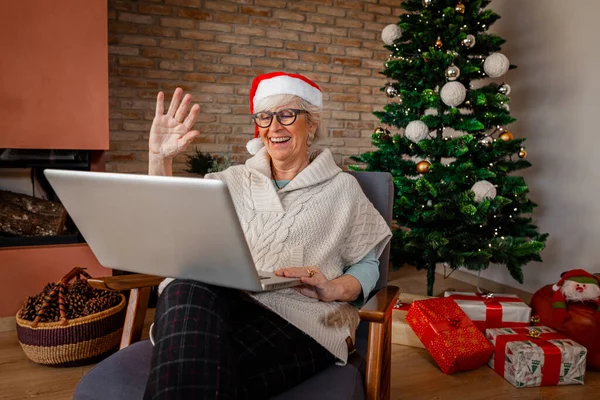 Gelukkig Lachende Seniorenvrouw Thuis Met Computer Met Videogesprek Zwaaiende Handen — Stockfoto