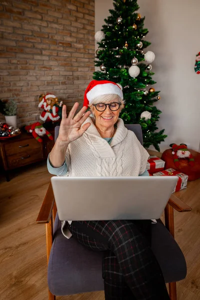 Vooraanzicht Van Oma Zittend Woonkamer Thuis Met Een Computer Die — Stockfoto