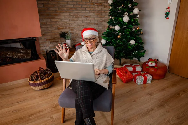 Glücklich Lächelnde Seniorin Mit Computer Videochat Und Winkenden Händen Hause — Stockfoto