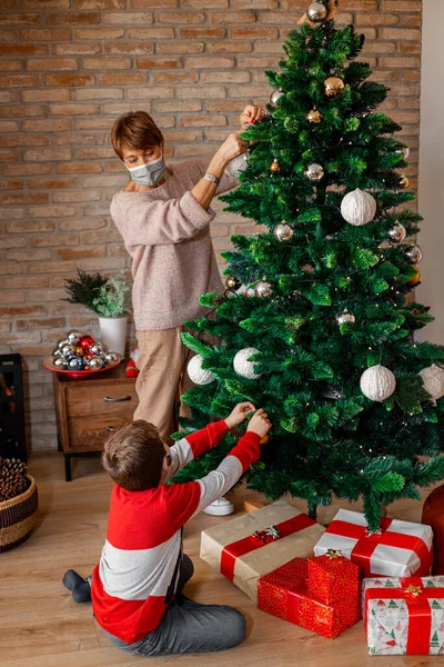 Familia Dos Niño Mujer Mayor Con Máscaras Quirúrgicas Decorando Árbol —  Fotos de Stock