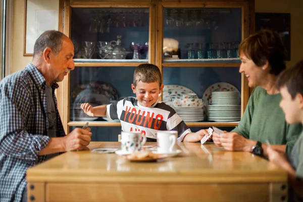 Joyeux Gamin Jouant Aux Cartes Avec Ses Grands Parents Autour — Photo