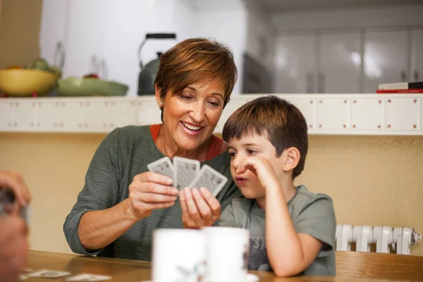 Бабушка Внуками Играют Карты Обсуждают Правила Игры Семейную Игру Старомодная — стоковое фото