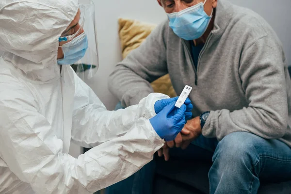 Gezondheidsdeskundige Een Ppe Pak Masker Gezichtsscherm Toont Patiënt Het Negatieve — Stockfoto