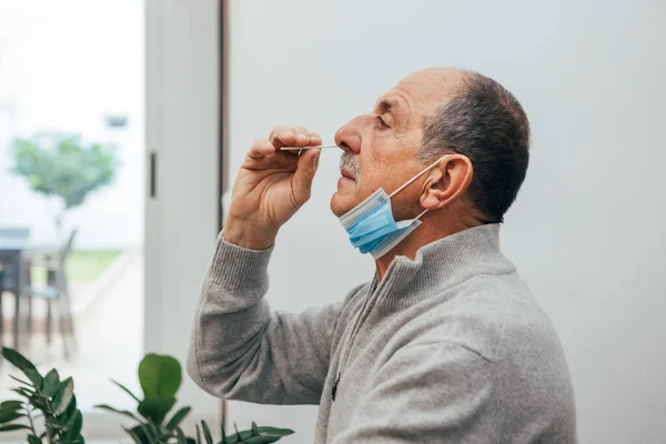 Idősebb Férfi Önteszt Covid Otthon Antigénteszttel Coronavirus Orrkenet Teszt Fertőzésre — Stock Fotó