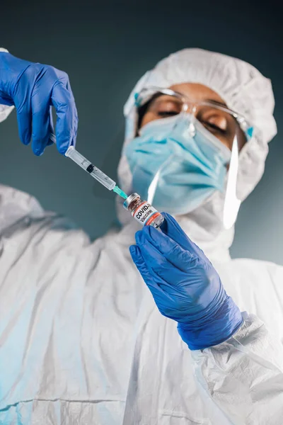 Primer Plano Cara Investigadora Científica Extraer Líquido Botella Vacuna Covid —  Fotos de Stock