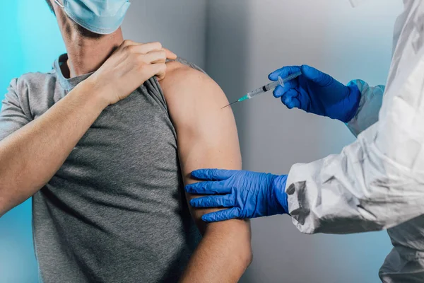 Vaccinationskampanj Mot Covid Närbild Händer Kirurgiska Handskar Som Sticker Nålen — Stockfoto