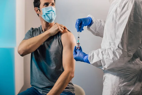 Campaña Vacunación Covid Paciente Masculino Caucásico Que Prepara Para Vacunarse —  Fotos de Stock