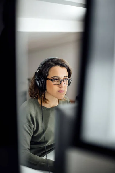 Mujer Adulta Con Ropa Casual Auriculares Gafas Trabajando Una Computadora — Foto de Stock