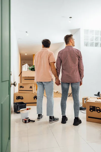 Tanımlanamayan Eşcinsel Çift Arkadan Ele Tutuşup Yeni Evlerine Bakıyorlar Yeni — Stok fotoğraf