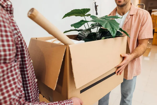 Kartonnen Doos Voor Verwijderingen Met Persoonlijke Bezittingen Gedragen Door Twee — Stockfoto