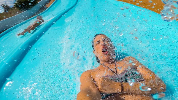 Selfie Mulher Dos Anos Deslizando Uma Corrediça Água Muito Rápido — Fotografia de Stock
