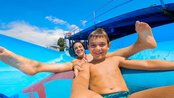 Retrato Selfie Filho Mãe Sorrindo Olhando Para Câmera Depois Deslizar — Fotografia de Stock