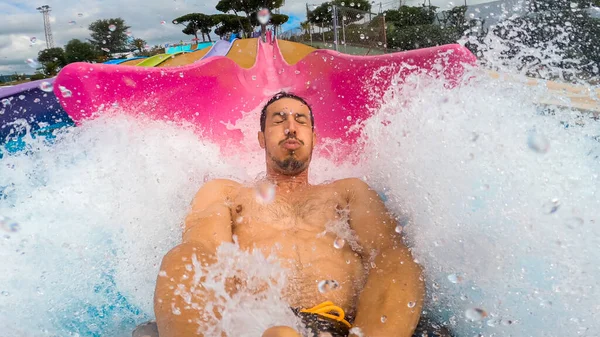 Selfie Homem Dos Anos Deslizando Uma Corrediça Água Muito Rápido — Fotografia de Stock
