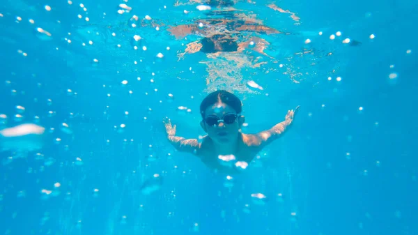 Garoto Caucasiano Com Óculos Nadando Debaixo Água Com Reflexos Sol — Fotografia de Stock