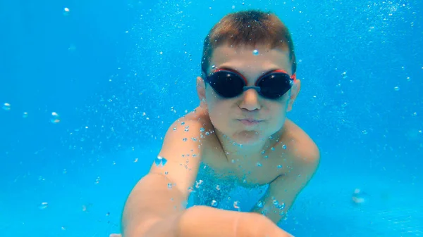 Retrato Niño Submarino Diversión Piscina Con Gafas Diversión Vacaciones Verano —  Fotos de Stock