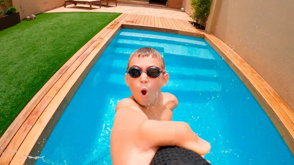 Garoto Caucasiano Engraçado Com Vara Selfie Pulando Água Piscina Quintal — Fotografia de Stock