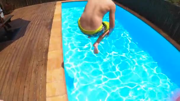 Slow Motion Underwater Junge Rast Und Springt Ins Schwimmbad Kind — Stockvideo