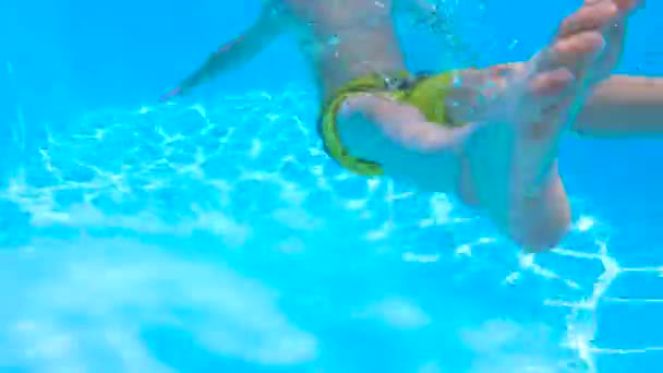 Slow Motion Underwater Pov Ojciec Bawiący Się Synem Basenie Dorosłe — Wideo stockowe