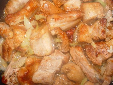 Baharatlı et, parça parça tavada kızartılmış, yakın plan.