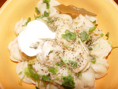 Bir tabak ulusal Rus mutfağı. Ekşi kremalı ve otlu hamur tatlısı.