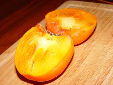 Parlak turuncu hurma ağaçları ahşap yüzeyde yakınlaşır.