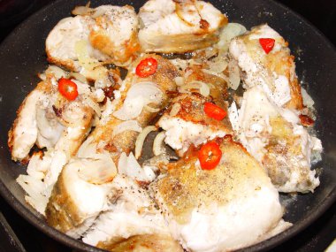 Ulusal Rus mutfağı yemekleri. Nehir balığı turnabalığı tavada kızartılmış..