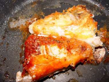 Ulusal Rus mutfağı yemekleri. Nehir balığı turnabalığı tavada kızartılmış..