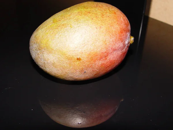 Enkele Hele Rijpe Mango — Stockfoto