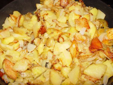 Yakın planda soğanlı kızarmış patates.