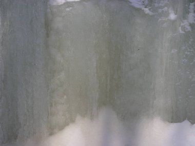 Doğal rezerv. Taştan bir mağarada donmuş şelale