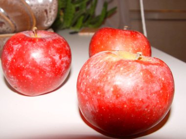 büyük kırmızı elmalar beyaz arkaplanda yakın plan