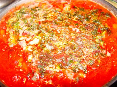 Bir tabak ulusal Rus mutfağı - pancar ve ekşi kremalı borç.