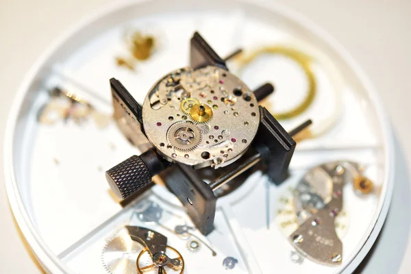 钢发条装置的孤立的旧手表 — 图库照片