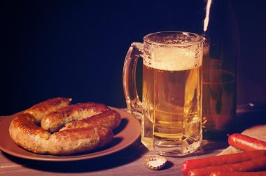 Ahşap arka plan üzerine bir bardak bira. Bira ve bira snack.