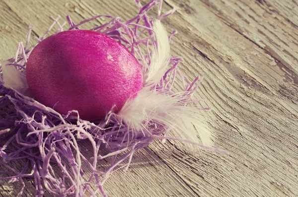 Easter egg on old wooden background. — Stock Photo, Image