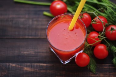 Taze domates suyu ve domates yeşillikleri ile